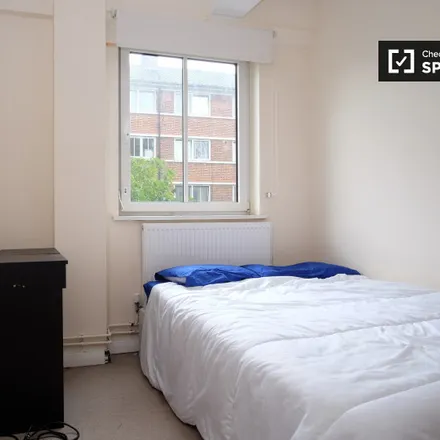 Rent this 5 bed room on 81-141 Sweeney Crescent in London, SE1 2RP