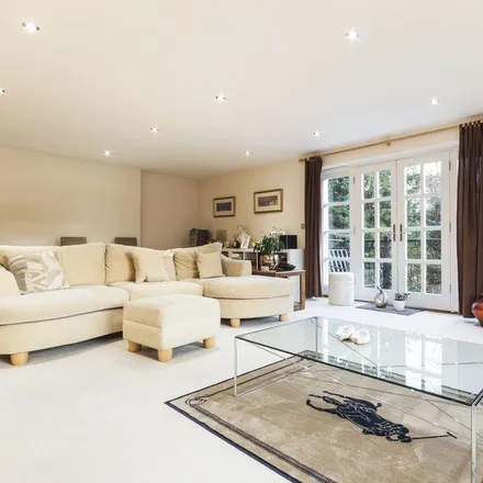 Rent this 3 bed apartment on Cross Road in Sunningdale, SL5 9RX