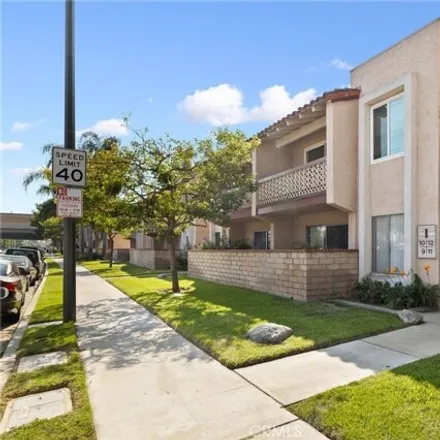 Image 2 - 535 South Parker Street, Orange, CA 92868, USA - Condo for sale