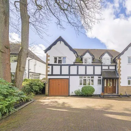 Rent this 5 bed house on The Meadway in London, BR6 6HH