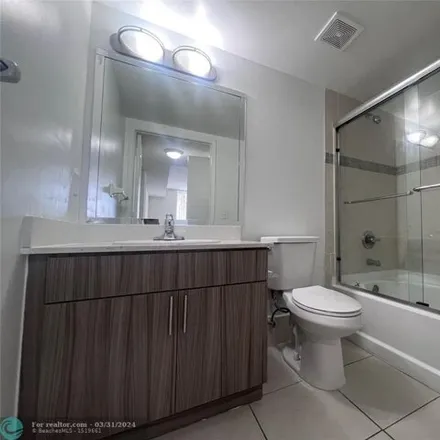 Image 5 - 18335 Northwest 68th Avenue, Country Club, Hialeah, FL 33015, USA - Condo for rent