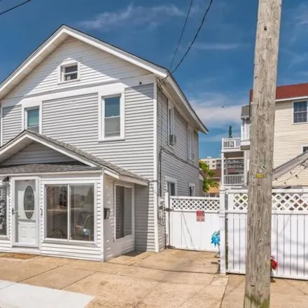 Rent this 3 bed house on 203 North Portland Avenue in Ventnor City, NJ 08406