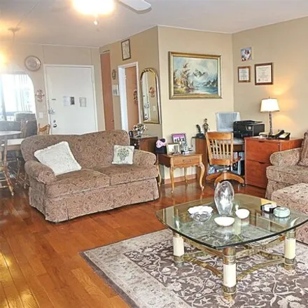 Image 2 - 27010 Grand Central Pkwy Apt 28y, Floral Park, New York, 11005 - Apartment for sale