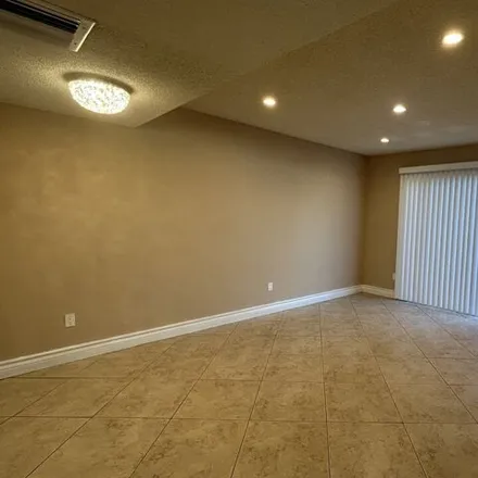 Image 2 - 6667 Archwood Street, Los Angeles, CA 91335, USA - Townhouse for rent