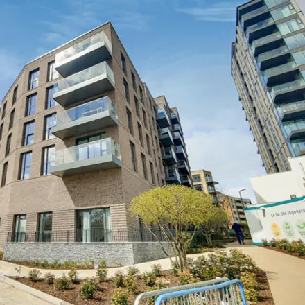 Rent this 3 bed room on Bankside Apartments in 1-30 Coster Avenue, London