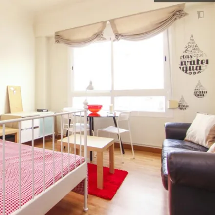 Rent this 5 bed room on Carrer de Dénia in 73, 46006 Valencia
