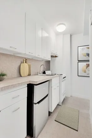 Image 2 - 245 East 72nd Street, New York, NY 10021, USA - Apartment for sale