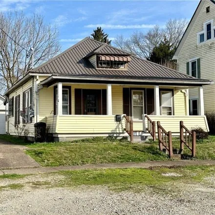 Buy this 2 bed house on 415 Central Avenue in Williamstown, Wood County