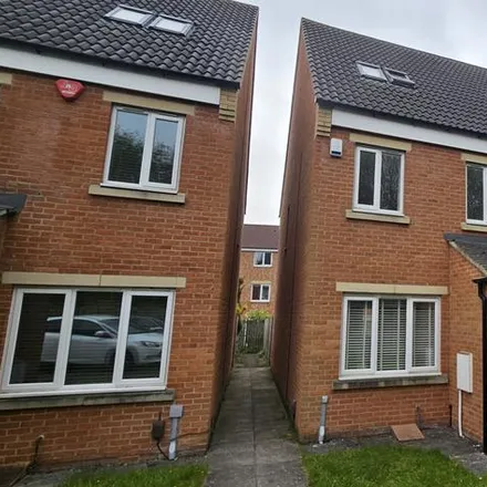 Rent this 3 bed duplex on unnamed road in Gateshead, NE8 3DD