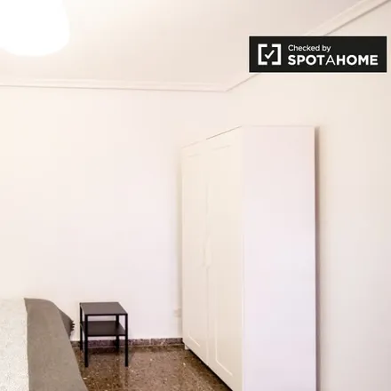 Rent this 6 bed room on Torre del Sol in Avinguda de Blasco Ibáñez, 149