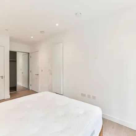 Rent this 3 bed apartment on 23 Scarbrook Road in London, CR0 1SQ