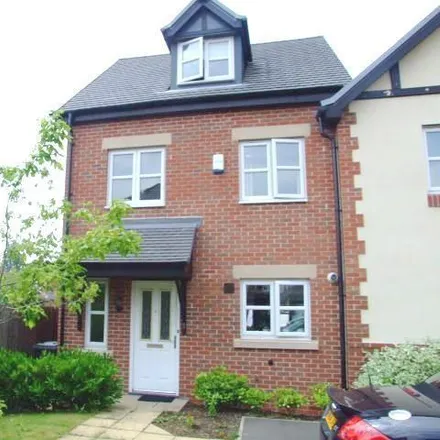 Rent this 3 bed townhouse on New Chestnut Place in Derby, DE23 1JT