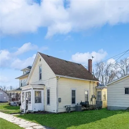 Buy this studio house on 267 East 2nd Street South in Newton, IA 50208