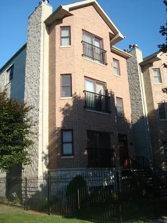 Rent this 3 bed condo on 6556 South Kenwood Avenue in Chicago, IL 60637