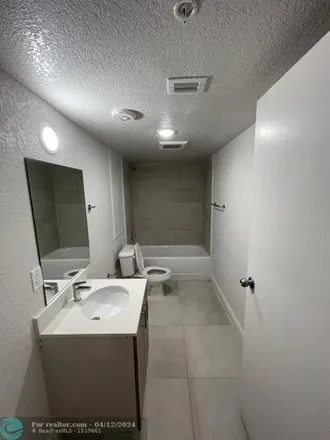 Image 3 - 13150 Memorial Highway, North Miami, FL 33161, USA - Apartment for rent