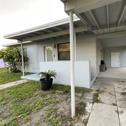 Image 2 - 1856 Lauderdale Manor Drive, Fort Lauderdale, FL 33311, USA - House for sale
