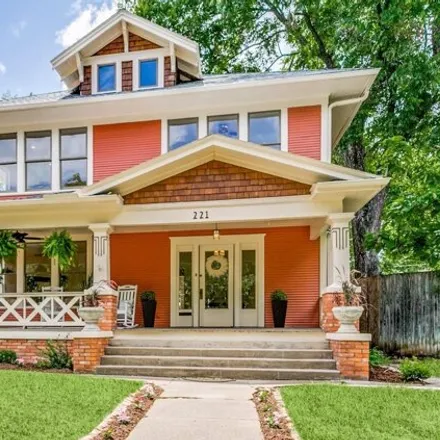 Buy this 4 bed house on 221 S Edgefield Ave in Dallas, Texas