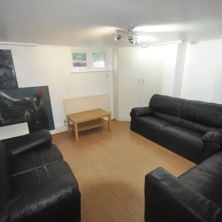 Rent this 5 bed apartment on Claremont Avenue in Leeds, LS3 1AS