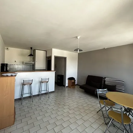 Rent this 1 bed apartment on 27 Cours Jean Jaurès in 03000 Moulins, France