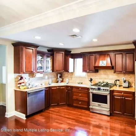 Image 7 - 664 Yetman Avenue, New York, NY 10307, USA - House for sale