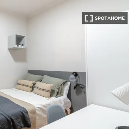 Rent this 5 bed room on Plaça d'Alfons el Savi in 08025 Barcelona, Spain