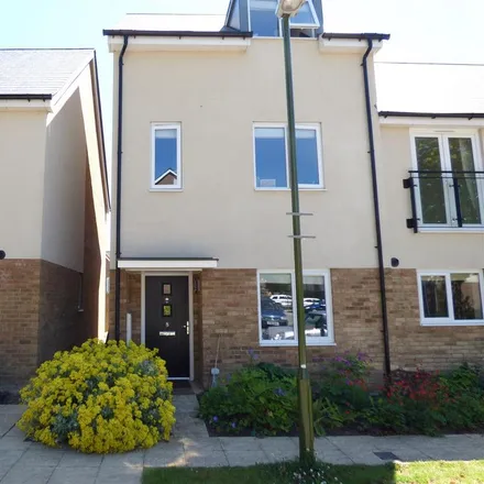 Rent this 4 bed townhouse on 3 Coral Close in Kingston Buci, BN43 6AZ