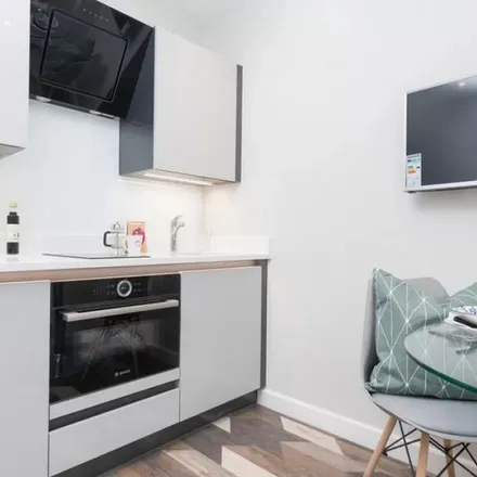 Image 3 - Salisbury Drive, Prestwich, M25 0HU, United Kingdom - Apartment for rent
