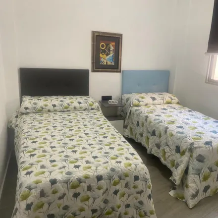 Rent this 4 bed room on Aquilino in Carrer del Castell de Pop, 31