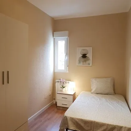 Rent this 2 bed room on Calle del Arroyo del Olivar in 43, 28018 Madrid