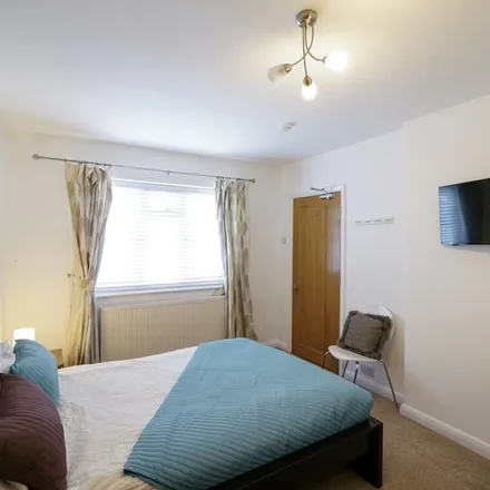 Rent this 1 bed apartment on London Road in Wokingham, RG6 1AH