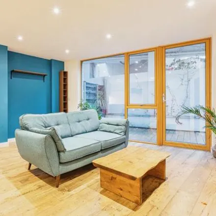 Image 4 - Mustang House, 87 Canonbury Road, London, N1 2UH, United Kingdom - Apartment for sale