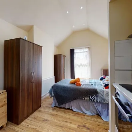 Rent this studio apartment on 151 Cricklewood Broadway in London, NW2 3HY