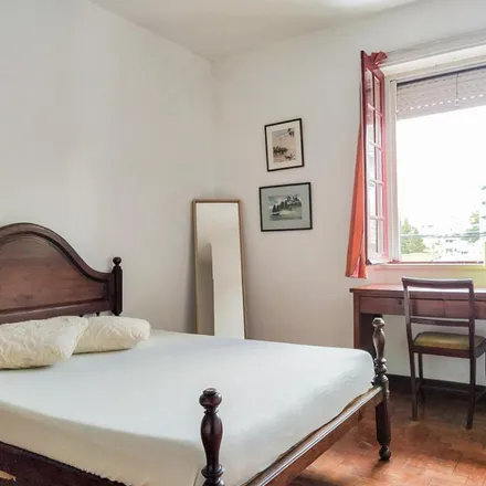 Rent this 4 bed room on Rua Nove de Abril in Porto, Portugal