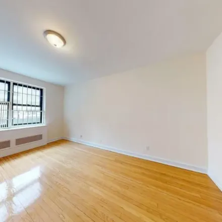 Rent this 3 bed apartment on 244 East 46th Street in New York, NY 10017