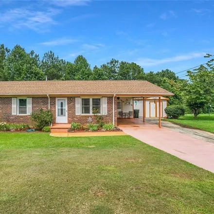 Buy this 3 bed house on 173 Crestwood Drive in Toccoa, GA 30577