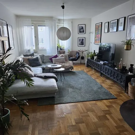 Rent this 3 bed apartment on Ceders Restaurang KolGrillBar in Västra Ringvägen 21B, 724 61 Västerås