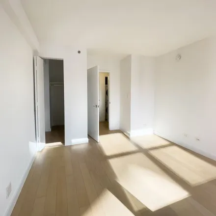 Rent this 3 bed apartment on 711 2nd Avenue in New York, NY 10016