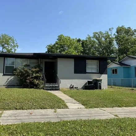 Buy this studio house on 1425 West 11th Street in College Park, Jacksonville