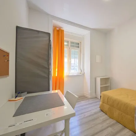 Rent this 6 bed room on Rua Carvalho Araújo