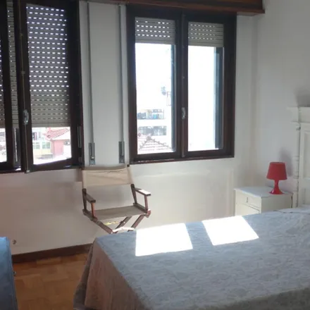 Rent this 4 bed room on Turiscar in Rua de Cinco de Outubro, 4100-173 Porto