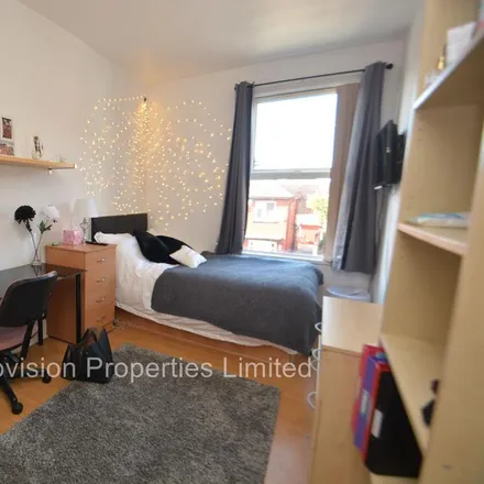Image 3 - Back Manor Drive, Leeds, LS6 1GH, United Kingdom - Townhouse for rent
