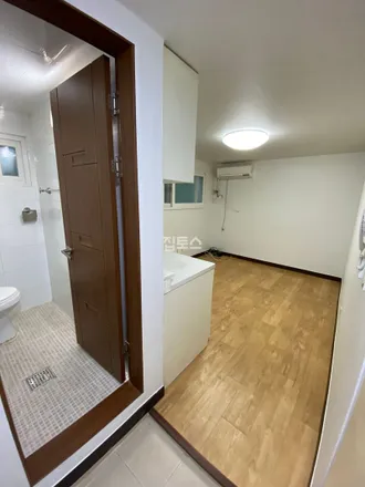 Rent this studio apartment on 서울특별시 은평구 녹번동 118-15