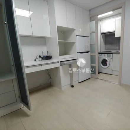 Rent this studio apartment on 서울특별시 관악구 봉천동 100-136