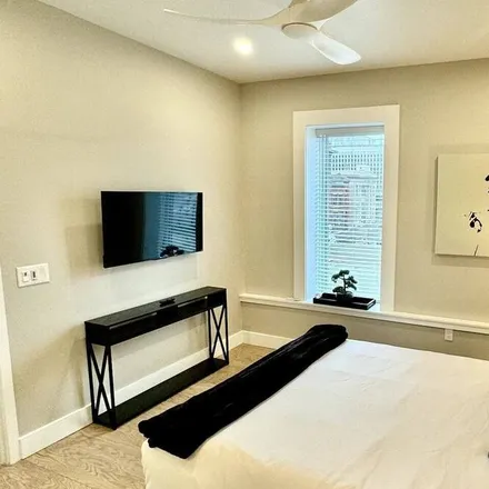 Rent this 1 bed condo on Chattanooga
