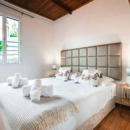 Rent this 3 bed townhouse on São Jorge in Estrada do Farrobo de Cima, 9230-142 Santana