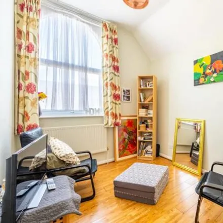 Image 2 - Streatham Road, Mitcham, Great London, Cr4 - Apartment for sale