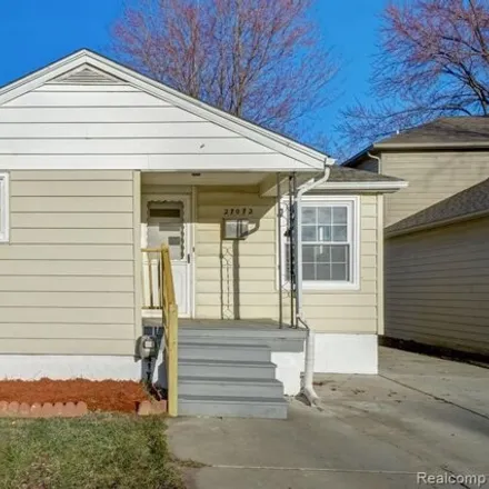 Buy this 3 bed house on 27058 Pinewood Street in Roseville, MI 48066