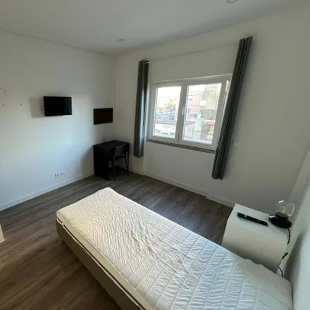 Rent this 4 bed room on Junta de Freguesia da Pontinha in Avenida 25 de Abril, Odivelas