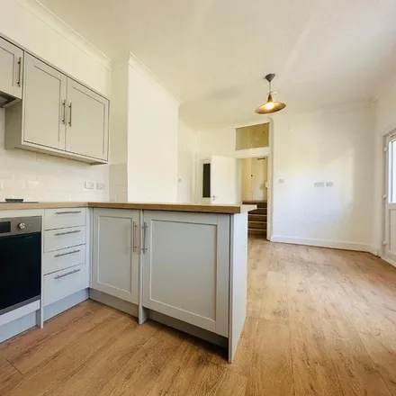 Image 2 - Westbourne Gardens, Hove, BN3 5DP, United Kingdom - Apartment for rent