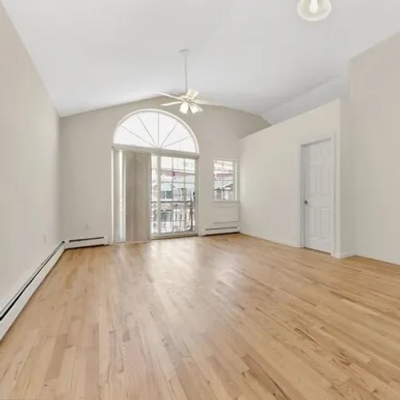 Image 5 - 65-86 Terrace Court, New York, NY 11379, USA - Duplex for sale